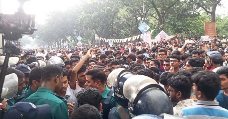 সচিবালয়ের সামনে শিক্ষার্থীদের সঙ্গে আইনশৃঙ্খলা বাহিনীর সংঘর্ষ